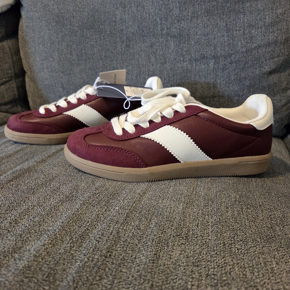 Universal Thread Spencer Fashion Sneakers Memory Foam Insole Burgundy Red Sz 5.5